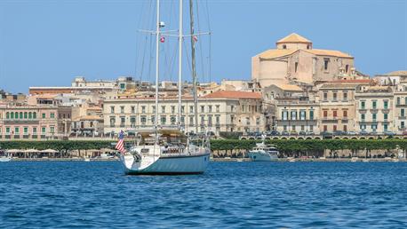 Juli 2020 - Wir ankern in der Bucht von Syracus, Sizilien.
Die Position ist: N37°03'30,5841" und E15°17'01,6637".